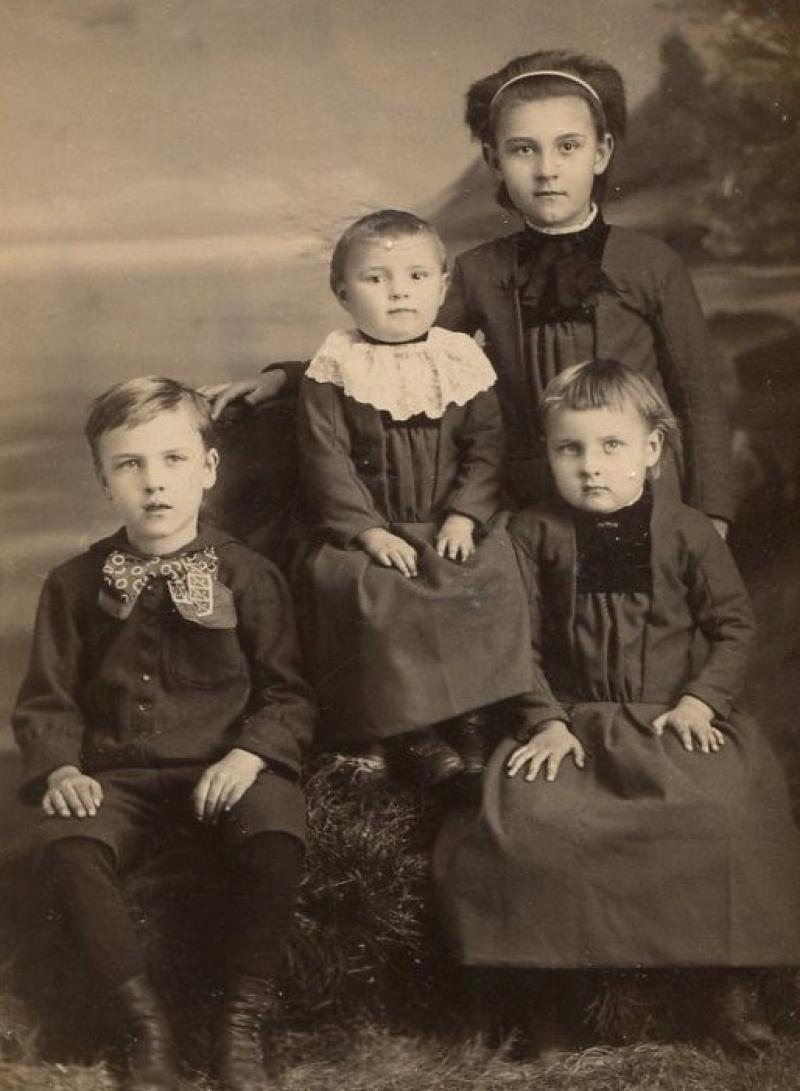 Dead Fred - Free genealogy family history photo search by surname